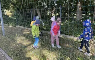 Oddział przedszkolny  na boisku szkolnym podczas akcji #sprzątamydlapolski.