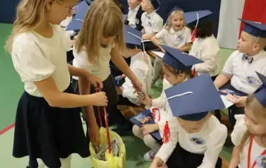 Wręczanie prezent&oacute;w dla klas pierwszych, od klas drugich.