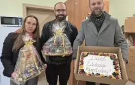 Rada rodzic&oacute;w - wręczenie tortu na pracownik&oacute;w szkoły.