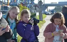 Konkurs - bieg fotograficzny - uczennice podczas wykonywania zadania