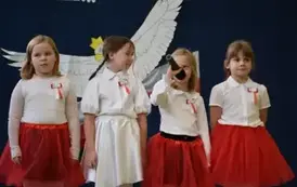 14.Uczennice klasy 2 - recytacja