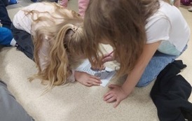 dzieci rozwiązują łamigł&oacute;wki (6)