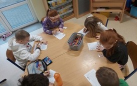 dzieci rozwiązują łamigł&oacute;wki (4)