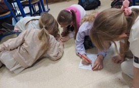 dzieci rozwiązują łamigł&oacute;wki (5)
