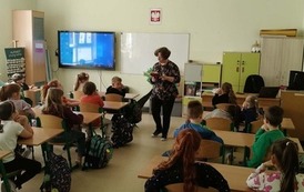 nauczyciel czyta uczniom książkę.jpeg