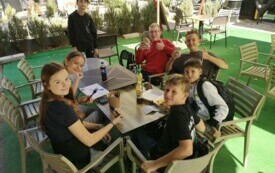 Uczniowie klas 6 podczas obiadu w ZOO. 