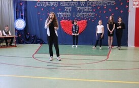 Występ artystyczny. Parodiowanie przez uczni&oacute;w wydarzeń szkolnych