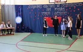 Występ artystyczny. Parodiowanie przez uczni&oacute;w wydarzeń szkolnych