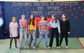 Występ artystyczny. Prezentacja przez uczni&oacute;w utworu