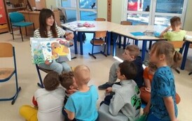 Pani Karolina Patora czytająca dzieciom