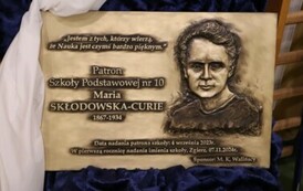 Pamiątkowa tablica z wizerunkiem Marii Skłodowskiej-Curie.