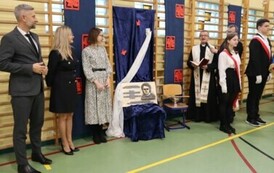 Oficjalne odłonięcie pamiątkowej tablicy - poświęcenie jej przez ks. kan. Andrzeja Chmielewskiego.