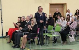 Przybyli goście - Powitanie Naczelnika Wydziału Młodzieży i Edukacji Pana Marka Lipca.
