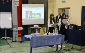 Przemowa konferansjerek-przedstawienie gości uczestniczących w wydarzeniu.