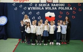 Zdjęcie grupowe klasy 2A wraz z wychowawcą oraz Dyrektorem Szkoły