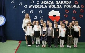 Zdjęcie grupowe klasy 1B wraz z Dyrektorem Szkoły.