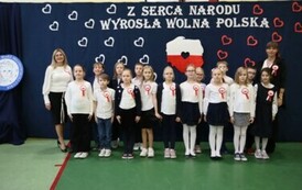 Zdjęcie grupowe Oddziały Przedszkolnego wraz z wychowawcą oraz Dyrektorem Szkoły.