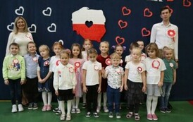 Zdjęcie grupowe Oddziały Przedszkolnego wraz z wychowawcą oraz Dyrektorem Szkoły.