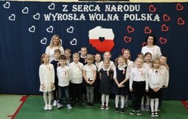 Zdjęcie grupowe klasy 1A wraz z wychowawcą oraz Dyrektorem Szkoły