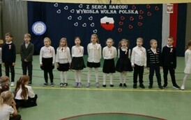 Występ artystyczny: Klasa 1A zaprezentowała Katechizm Młodego Polaka "Kto Ty jesteś? - Polak Mały"