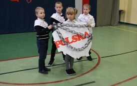 Występ artystyczny: zerwanie łańcuch&oacute;w z mapy Polski.
