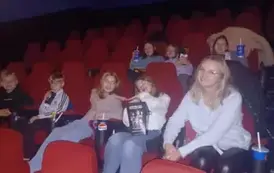 Klasa 4B z wychowawczynią w sali projekcyjnej