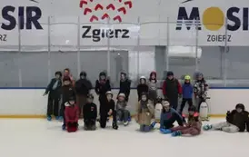 Uczniowie klasy 4b pozujący do grupowego zdjęcia, wraz z wychowawcą.