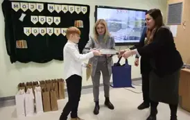 Wręczanie nagr&oacute;d przez Panią Dyrektor Anne Sadok oraz jury