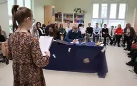 Wystąpienie uczennicy - w tle uczestnicy konkursu