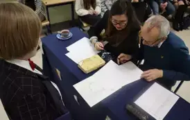 Komisja oglądająca materiały przygotowane przez uczestnika konkursu