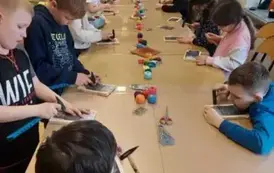 Uczniowie klasy 2 A podczas wykonywania pracy wytw&oacute;rczej w ramach warsztat&oacute;w "Wiosenny string art na drewnie"
