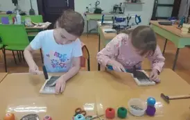 Uczniowie klasy 2 A podczas wykonywania pracy wytw&oacute;rczej w ramach warsztat&oacute;w "Wiosenny string art na drewnie"