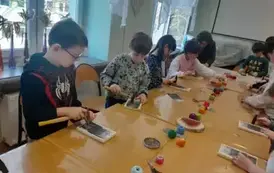 Uczniowie klasy 2 A podczas wykonywania pracy wytw&oacute;rczej w ramach warsztat&oacute;w "Wiosenny string art na drewnie"
