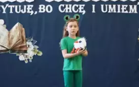 Wystąpienie uczestniczki konkursu recytatorskiego przed komisją.