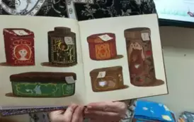 5 ilustracje z książki przedstawiające ponumerowane puszki z ukrytymi skarbami rodzinnymi