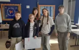 Uczniowie z opiekunem