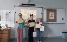 3 dziewczynki, laureatki konkursu w kolejności od lewej trzecie miejsce, drugie miejsce, pierwsze miejsce w kategorii klas trzecich
