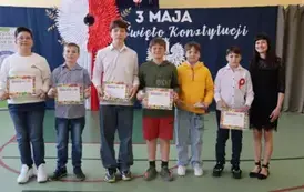 Uczniowie wraz z opiekunem - podziękowanie za udział w konkursie.