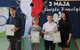 Uczniowie wraz z opiekunem - podziękowanie za udział w konkursie.