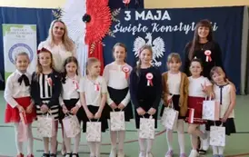 Uczennice wraz z opiekunami - podziękowanie za udział w konkursie.