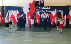 Występ taneczny- taniec z flagami.