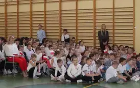 Uczniowie szkoły, oglądający występ.
