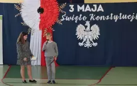 Występ artystyczny - rozmowa uczni&oacute;w.