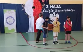 Występ artystyczny - trzej uczniowie rozmawiają ze sobą.