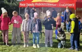Zdjęcie grupowe uczestnik&oacute;w akcji #sprzątamydlapolski
