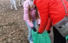 Uczniowie wraz z rodzicami podczas akcji #sprzątamydlapolski