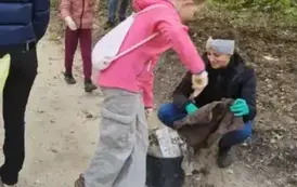 Uczniowie podczas akcji #sprzątamydlapolski