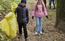 Uczniowie podczas akcji #sprzątamydlapolski.