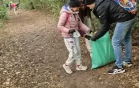Uczniowie podczas akcji #sprzątamydlapolski..