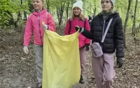 Uczniowie podczas akcji #sprzątamydlapolski...